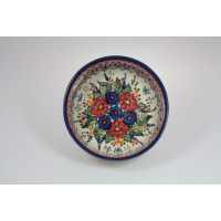 Ceramiczna miska Bolesławiec 149AR o średnicy 18,2 cm. Wnętrze zdobi ręcznie malowany motyw kwiatowy w kolorach czerwieni, błękitu i zieleni na kremowym tle.