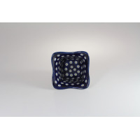Mała kwadratowa miska Bolesławiec 166A o wymiarach 10,2 cm. Ceramiczna salaterka z charakterystycznym granatowym wzorem w kropki, widok z góry na wnętrze