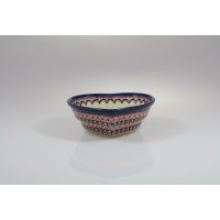 Ceramiczna miska w kształcie serca Bolesławiec 149AR o średnicy 15,8 cm. Naczynie zdobi tradycyjny wzór w kwiaty i geometryczne motywy w kolorach niebieskim