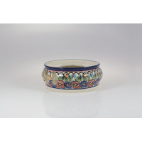 Ceramiczny podgrzewacz Bolesławiec 18,5 cm GU-1471 z charakterystycznym ręcznie malowanym wzorem w kwiaty i motyle na jasnym tle, widok z profilu na białym tle.