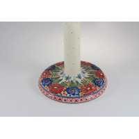 Ceramiczny stojak na ręcznik Bolesławiec 149AR o wysokości 33 cm. Podstawa zdobiona ręcznie malowanym motywem kwiatów i motyli w kolorach czerwieni, błękitu i