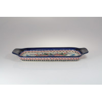 Ceramiczna tacka Bolesławiec 149AR o długości 33,4 cm z uchwytami. Naczynie zdobi tradycyjny, wielobarwny wzór kwiatowy na jasnym tle z niebieskim obrzeżem.