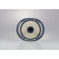 Owalna ceramiczna tacka Bolesławiec 166A o wymiarach 18,4 x 22,6 cm. Naczynie zdobi tradycyjny wzór w niebieskie kwiaty i kółka, posiada cztery wgłębienia oraz