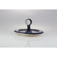 Ceramiczna tacka Bolesławiec 166A o wymiarach 18,4 x 22,6 cm. Naczynie z charakterystycznym uchwytem pośrodku, zdobione tradycyjnym kobaltowym wzorem pawich