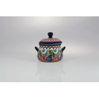 Bulionówka Bolesławiec 350 ml model 149AR z pokrywką. Ceramiczne naczynie z dwoma uchwytami, zdobione ręcznie malowanym motywem kwiatów i motyli w stylu