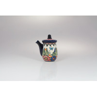 Ceramiczny czajniczek Bolesławiec 0,14 l GU-1947 z charakterystycznym ręcznie malowanym motywem kwiatów i motyla na jasnym tle, widok z profilu na białym tle.