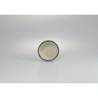 Ceramiczna miseczka Bolesławiec o średnicy 9 cm z serii 149AR. Naczynie o klasycznym kształcie z kremowym wnętrzem i charakterystycznym granatowym rantem.