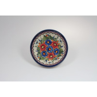 Ceramiczna miska Bolesławiec 149AR o średnicy 14,9 cm. Salaterka z charakterystycznym, ręcznie malowanym wzorem w czerwone i niebieskie kwiaty na kremowym tle.