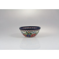 Miska Bolesławiec 149AR o średnicy 14,9 cm. Ceramiczne naczynie z charakterystycznym, ręcznie malowanym wzorem kwiatów i motyli w odcieniach błękitu, czerwieni