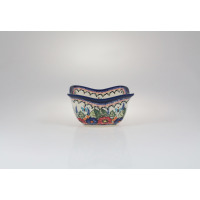 Miska kwadratowa 14,7 cm Bolesławiec GU-1931A o falistych brzegach. Ceramiczne naczynie zdobione ręcznie malowanym motywem kwiatów i motyli w kolorach