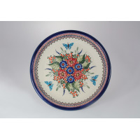 Ceramiczna salaterka Bolesławiec 149AR o średnicy 33,2 cm. Okrągłe naczynie z ręcznie malowanym wzorem kwiatów i niebieskich motyli na kremowym tle.
