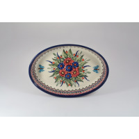 Owalny półmisek ceramiczny Bolesławiec 19x27,5 cm z motywem kwiatów i motyli. Ręcznie malowana ceramika w odcieniach niebieskiego i czerwieni na kremowym tle.