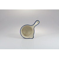 Ceramiczny rondelek Bolesławiec 250 ml o kremowym wnętrzu i charakterystycznym niebieskim obrzeżu. Widok z góry na naczynie z wygodnym uchwytem z otworem do
