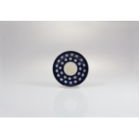 Ceramiczny spodek Bolesławiec 166A o średnicy 10 cm. Naczynie w kolorze granatowym zdobione jest charakterystycznym wzorem w kropki, wyeksponowane na białym