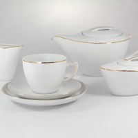 Biały zestaw kawowy Chodzież B326 CITY Złota na 12 osób. Komplet porcelany z delikatnym złotym zdobieniem obejmuje dzbanek, cukiernicę, mlecznik oraz filiżankę.
