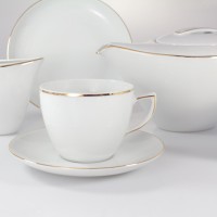 Biały porcelanowy garnitur do kawy Chodzież B326 CITY Złota na 12 osób. Zestaw z delikatnym złotym zdobieniem obejmuje filiżankę ze spodkiem, dzbanek i
