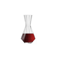 Szklana karafka CELEBRATION o pojemności 1,20 l marki Krosno Glass S.A. z pionowymi żłobieniami, wypełniona do połowy czerwonym winem na białym tle.