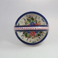 Ceramiczny koszyk Bolesławiec 149AR o średnicy 17,5 cm. Salaterka z charakterystycznym ręcznie malowanym motywem kwiatowym w odcieniach czerwieni, błękitu i