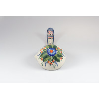 Ceramiczna łyżka wazowa Bolesławiec 149AR o długości 25,2 cm. Widok z góry na misę zdobioną ręcznie malowanym motywem niebieskiego kwiatu w otoczeniu zielonych