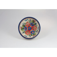 Ceramiczna salaterka Bolesławiec 149AR o średnicy 15,5 cm. Okrągła miska z ręcznie malowanym wzorem w czerwone i niebieskie kwiaty oraz motyle na kremowym tle.