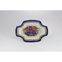 Ceramiczna salaterka Bolesławiec 149AR o wymiarach 15,8 x 23 cm. Naczynie z charakterystycznym, ręcznie malowanym wzorem kwiatowym w odcieniach czerwieni i