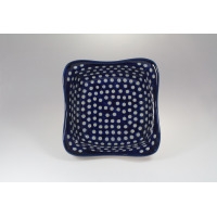 Kwadratowa salaterka Bolesławiec 166A o wymiarach 19,2 x 19,2 cm. Ceramiczna miska w granatowym kolorze zdobiona tradycyjnym wzorem w kropki, widok z góry.