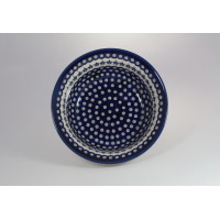 Miska Bolesławiec 166A o średnicy 24,6 cm w widoku z góry. Ceramiczne naczynie zdobione tradycyjnym, gęstym wzorem w niebieskie kropki i kwiaty na białym tle.