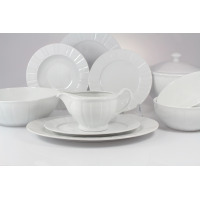 Elegancki serwis obiadowy Ćmielów G902 Oktawa z białej porcelany o subtelnej fakturze. Zestaw 25 części obejmuje talerze, misy, wazę i sosjerkę na jasnym tle.
