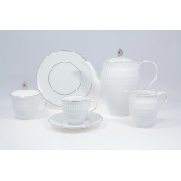 Elegancki serwis obiadowy Ćmielów 3607 SOFIA z platynowym wykończeniem. Zestaw zawiera białą porcelanę z tłoczonym wzorem, dzbanek, filiżankę, talerz oraz