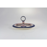 Ceramiczna taca Bolesławiec 149AR o wymiarach 18,4 x 22,6 cm z wygodnym uchwytem. Naczynie zdobi tradycyjny, wielobarwny wzór kwiatowy z niebieskim obrzeżem.