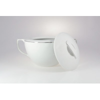 Biała porcelanowa waza Chodzież B325 CITY o pojemności 2,5 l z platynowym zdobieniem na krawędzi. Naczynie z uchwytami i dopasowaną pokrywką widoczne z boku.