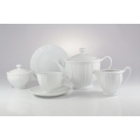 Biały zestaw do herbaty Ćmielów G902 Oktawa dla 6 osób. Porcelanowy serwis z subtelną fakturą w pionowe prążki, obejmujący dzbanek, cukiernicę, mlecznik oraz