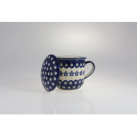 Ceramiczny zestaw do herbaty i ziół Bolesławiec 0,27 l GU-9009. Kubek z przykrywką zdobiony tradycyjnym, niebieskim wzorem w kwiaty i pawie oczka na jasnym tle.