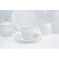Zestaw do kawy Ćmielów Sofia 3604 ze złotym wykończeniem. Biała porcelana z tłoczonym wzorem, filiżanka na spodku, cukiernica, mlecznik i talerz na jasnym tle.