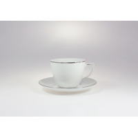 Biała porcelanowa filiżanka ze spodkiem z zestawu kawowego Chodzież B325 CITY Platynowa. Naczynia zdobi elegancka, minimalistyczna linia w kolorze platyny.
