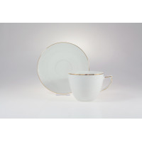 Biała porcelanowa filiżanka ze spodkiem z zestawu kawowego Chodzież B326 CITY Złota. Klasyczny design z subtelnym, złotym wykończeniem krawędzi na jasnym tle.