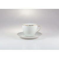 Biała porcelanowa filiżanka ze spodkiem z zestawu kawowego Chodzież B326 CITY Złota, ozdobiona elegancką złotą linią na krawędziach, widok z profilu na jasnym