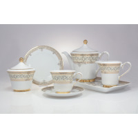 Zestaw kawowy Ćmielów G670 Margaret dla 6 osób. Biała porcelana ze złotymi zdobieniami i roślinnym motywem, obejmująca dzbanek, cukiernicę, filiżankę oraz tacę.