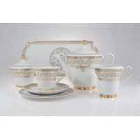Zestaw kawowy Ćmielów G670 Margaret dla 6 osób. Porcelanowy dzbanek, cukiernica, filiżanka ze spodkiem i mlecznik z eleganckim złotym zdobieniem na białym tle.