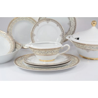 Zestaw obiadowy Ćmielów G670 Margaret dla 6 osób. Biała porcelana ze złotym zdobieniem i ornamentem roślinnym. Widok na sosjerkę na spodku oraz elementy
