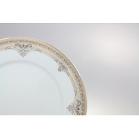 Zbliżenie na krawędź białego talerza z zestawu obiadowego Ćmielów G670 Margaret. Porcelana zdobiona eleganckim, złotym ornamentem roślinnym i subtelnym wzorem
