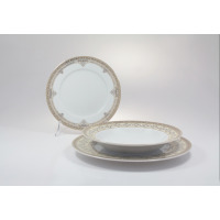 Zestaw obiadowy dla 6 osób Ćmielów G670 Margaret. Komplet porcelanowych talerzy z eleganckim, beżowo-złotym zdobieniem, prezentujący jeden talerz pionowo i dwa