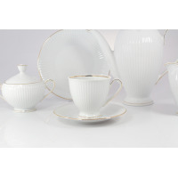 Elegancki zestaw kawowy Chodzież Dalia Złota linia na 12 osób. Biała porcelana z delikatnym żłobkowaniem, wykończona subtelnym złotym obrzeżem. Widoczny