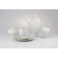 Elegancki garnitur do kawy Dalia Złota linia marki Chodzież. Biała porcelana z delikatnym żłobkowaniem, zdobiona subtelną złotą linią, ustawiona na jasnym tle.
