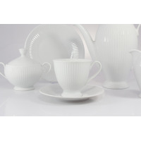 Biały garnitur do kawy Chodzież Dalia C001 na 12 osób. Zestaw kawowy z porcelany o delikatnym, pionowym żłobkowaniu, obejmujący filiżankę, spodek, cukiernicę i