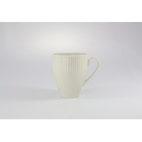 Waniliowy kubek Chodzież Dalia o pojemności 420 ml z delikatnym, pionowym żłobkowaniem. Eleganckie naczynie z porcelany o klasycznym kształcie na białym tle.