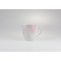 Porcelanowy kubek Lubiana 380 ml z serii 7560 KOSMOS w kolorze różowym. Naczynie o klasycznym kształcie z delikatnym, rozmytym wzorem i kropkowaną teksturą.
