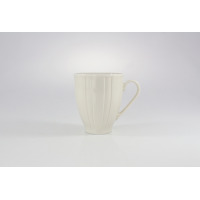 Waniliowy kubek Ćmielów OKTAWA GL04 o pojemności 380 ml z pionowymi żłobieniami. Eleganckie naczynie z porcelany w odcieniu kremowym, widok z profilu na białym