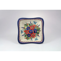 Kwadratowa salaterka Bolesławiec 149AR o wymiarach 19,2x19,2 cm. Ceramiczne naczynie z ręcznie malowanym wzorem kwiatów, motyli i niebieską obwódką na