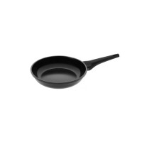 Czarna patelnia Gerlach Monolit o średnicy 24 cm z nieprzywierającą powłoką, widoczna pod kątem z profilu, z wyraźnie wyeksponowaną rączką.